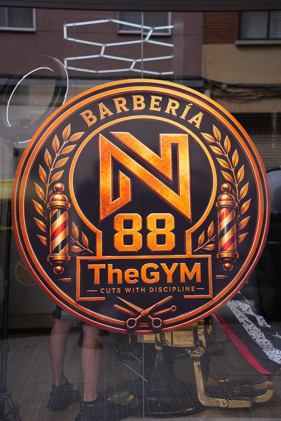 Rótulo de N88 Barbería: Cuts with discipline