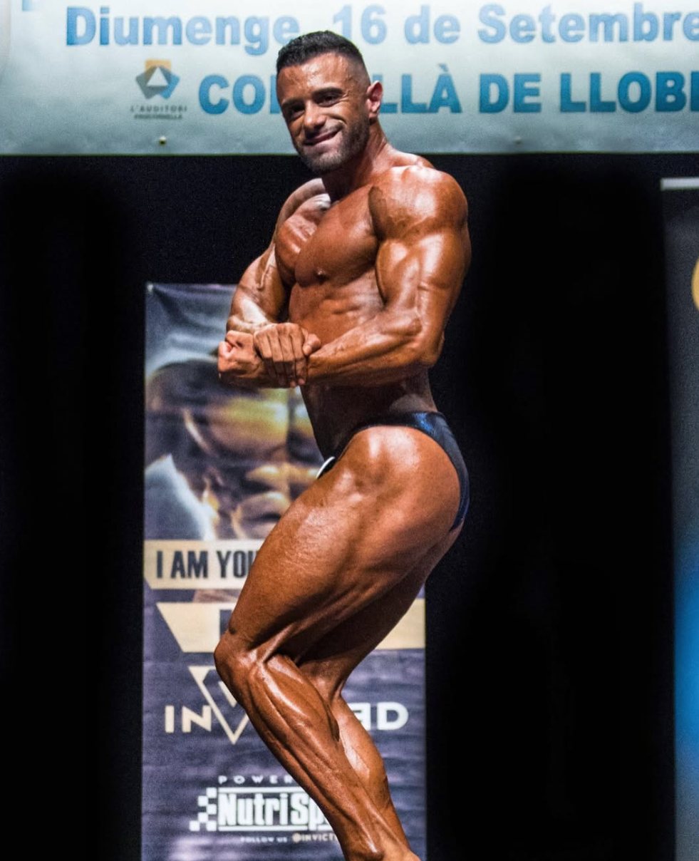 Marc Navarro posando en la tarima de una competición de culturismo en Cornellà de Llobregat