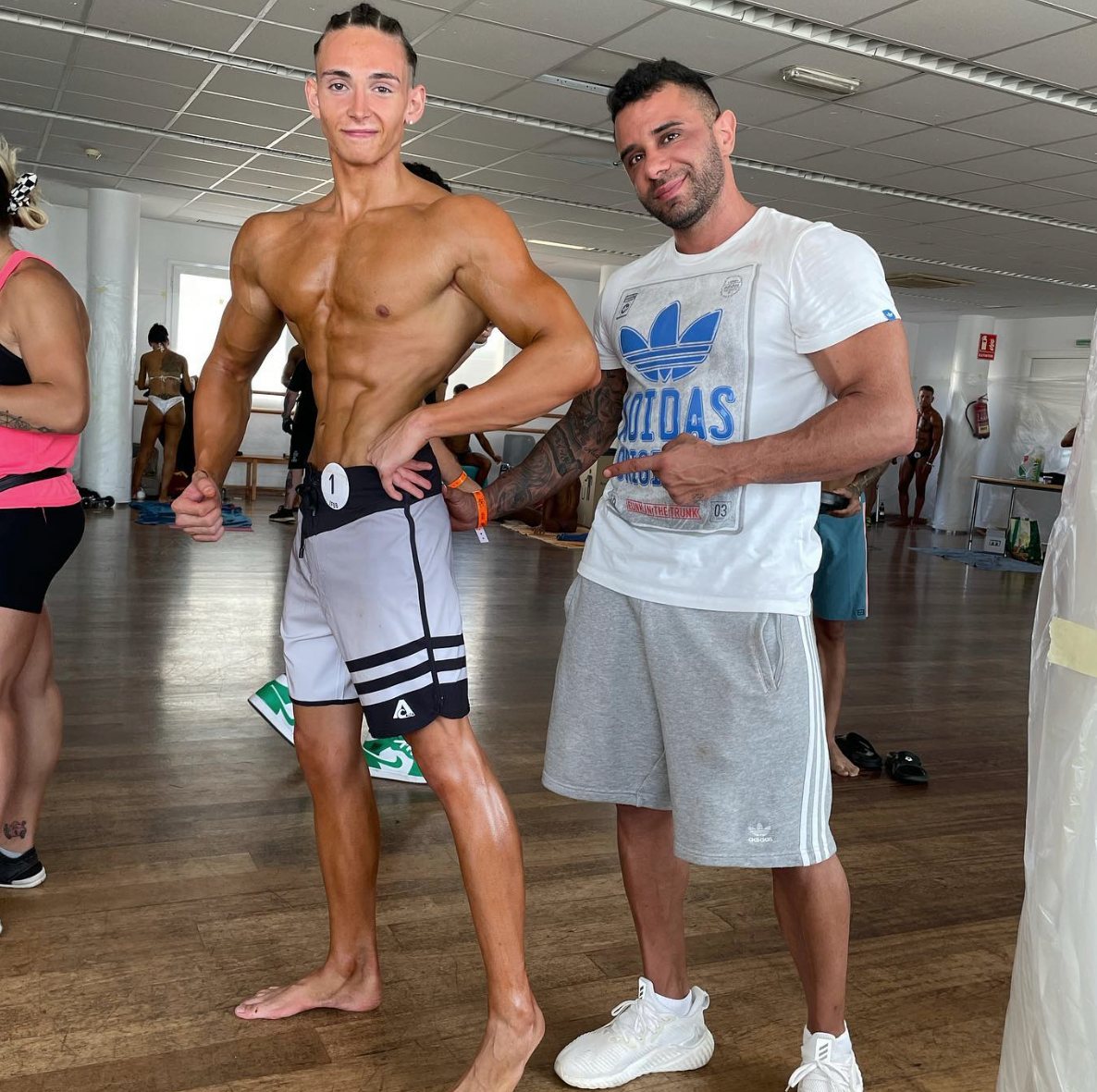 Marc con un atleta en el backstage de una competición