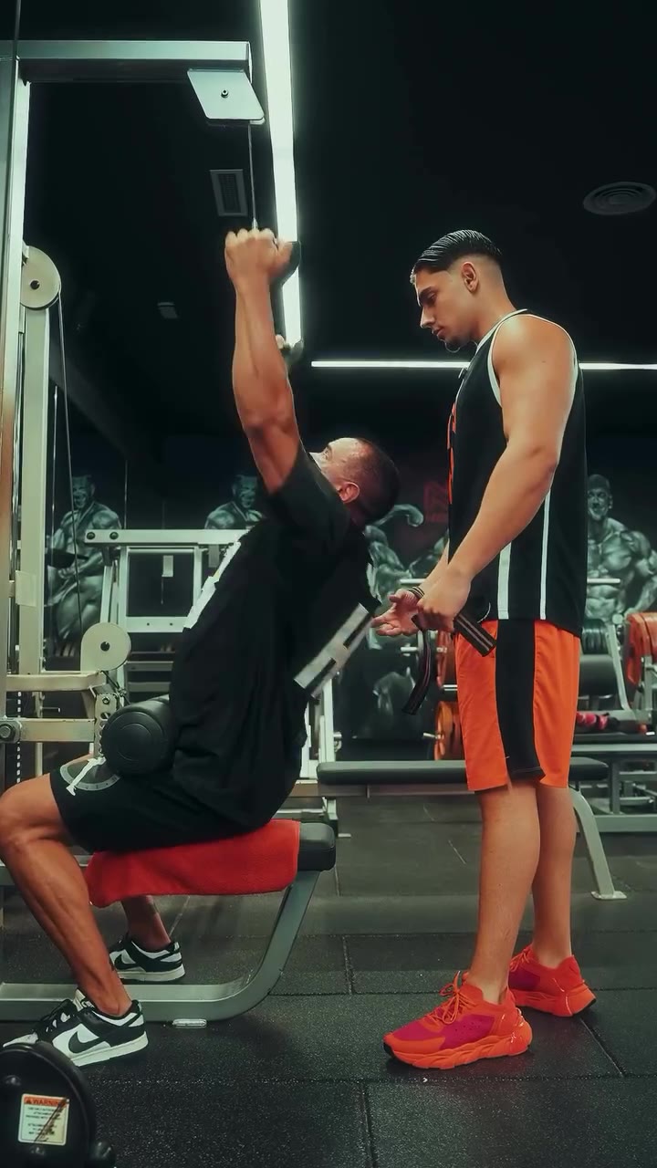 Dos personas entrenando juntas en polea