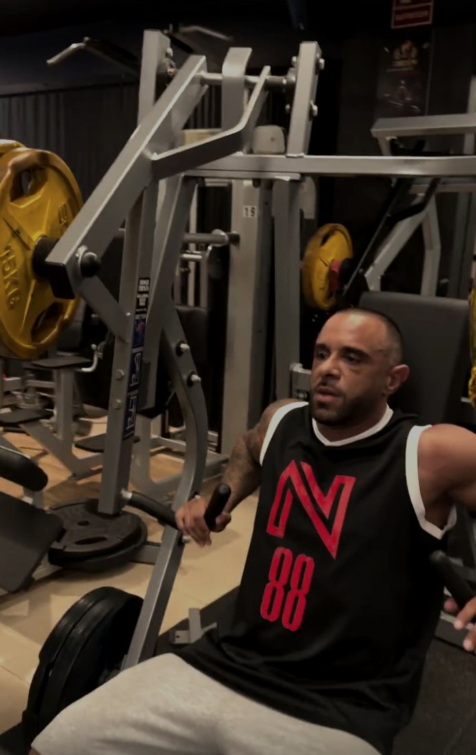 Marc Navarro entrenando en una máquina Hammer Strength con la camiseta N88