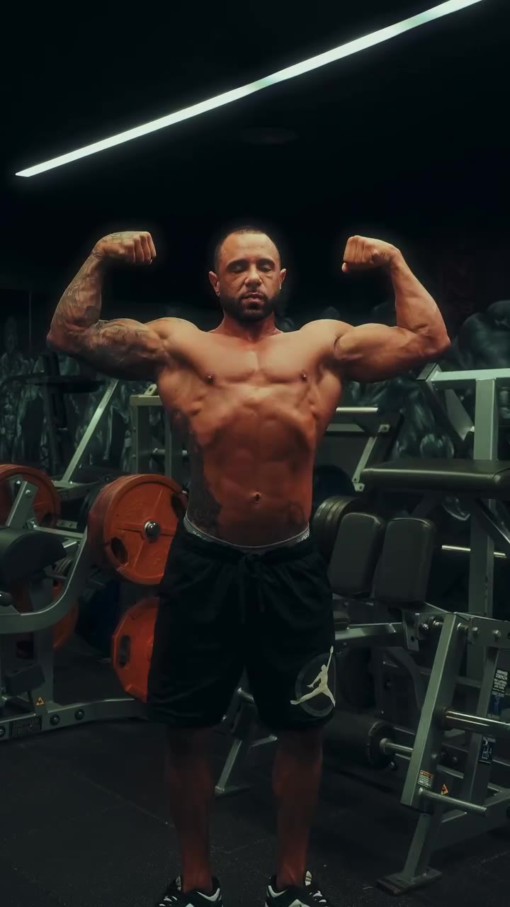 Marc Navarro en pose de doble bíceps frontal