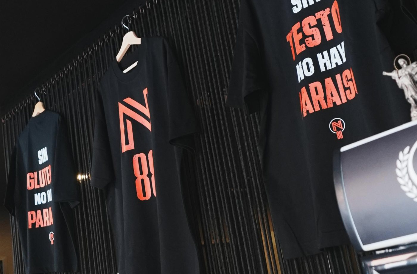 Camisetas de N88GYM colgadas en la recepción: Sin glúteos, N88GYM y Sin testo no hay paraíso