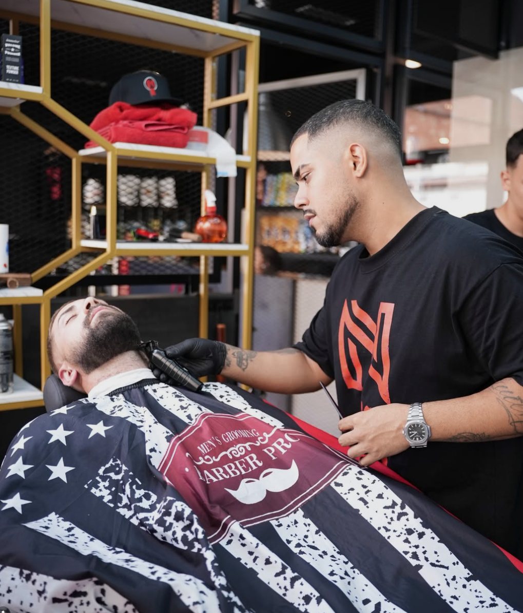 Ralisson perfilando la barba de un cliente en N88 Barbería
